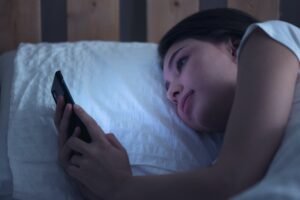Saber Melhor: Uso nocivo do celular na cama